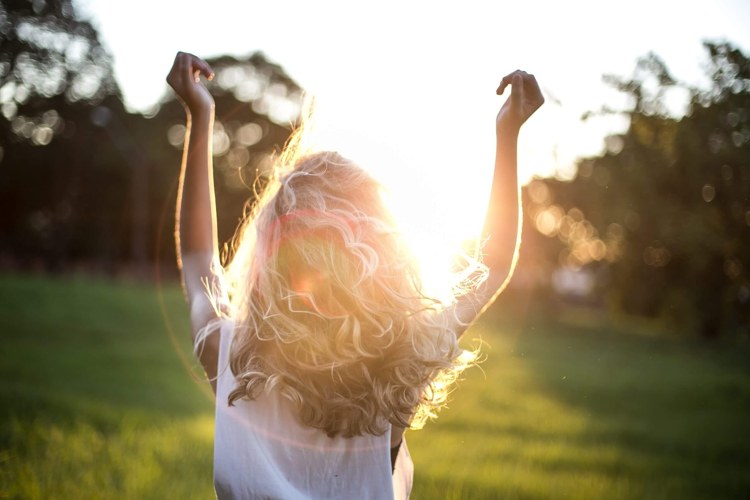 Personne qui marche vers les rayon de soleil