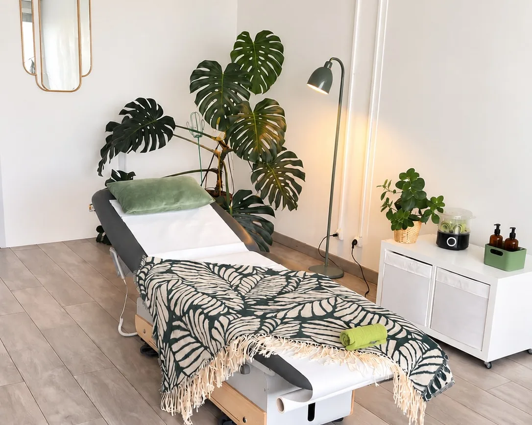 La table de soin du cabinet d'Oksana à Bayonne, entre plantes et lumière douce