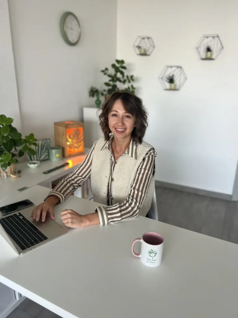 Oksana, naturopathe, à son bureau au Pôle Santé du Forum à Bayonne
