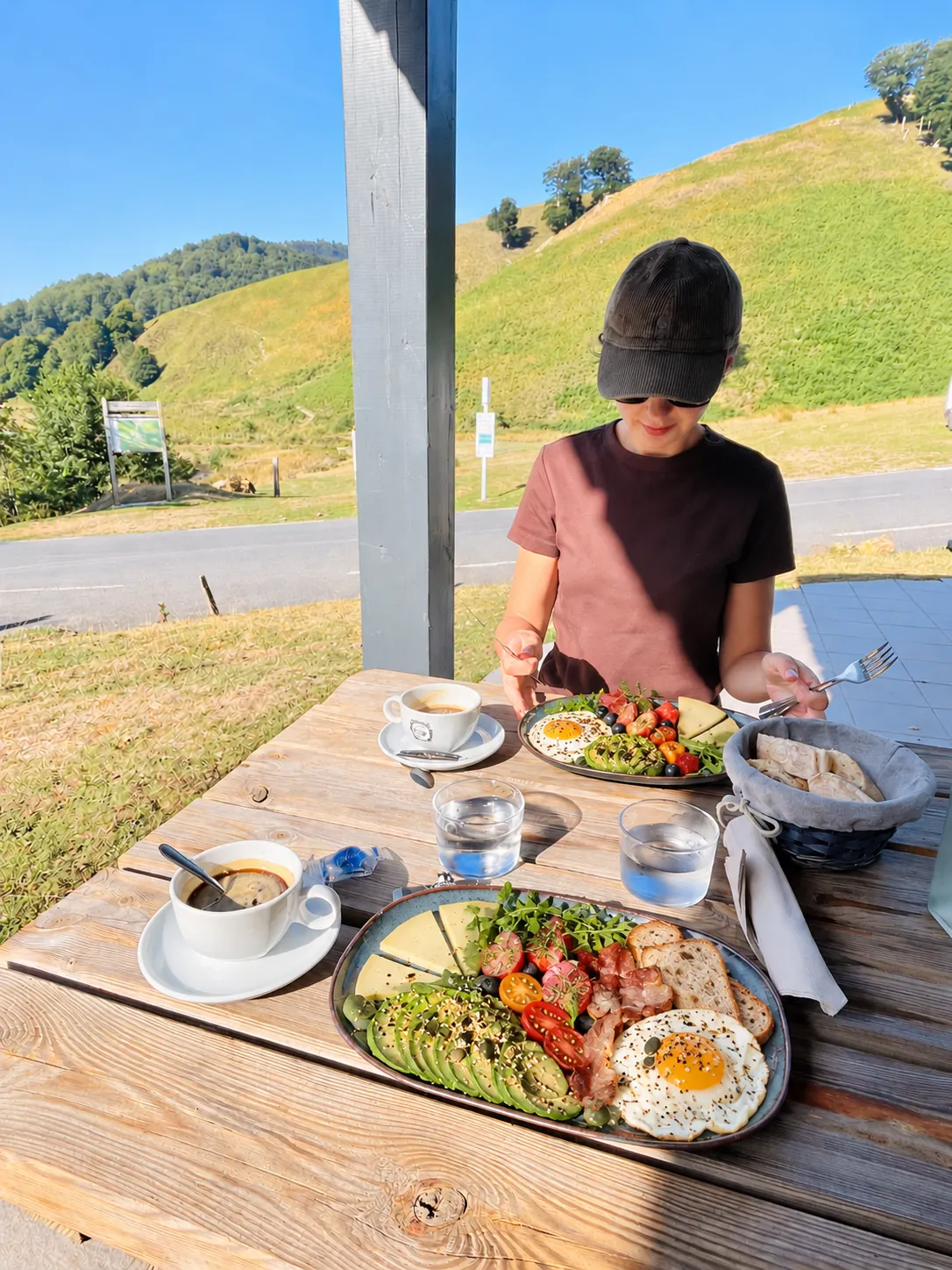 Oksana devant un petit-déjeuner équilibré en terrasse, face à la montagne basque