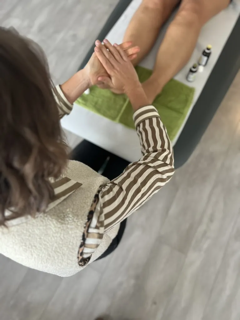 Séance de magnétisme à Bayonne : Oksana pose les mains, sans manipulation